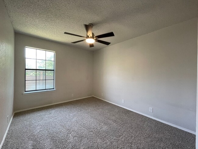 Building Photo - AVAILABLE NOW 2 BED 2 BATH TOWNHOME IN CLE...
