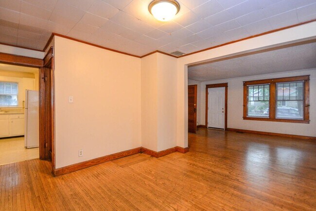Building Photo - 209 E 12th St