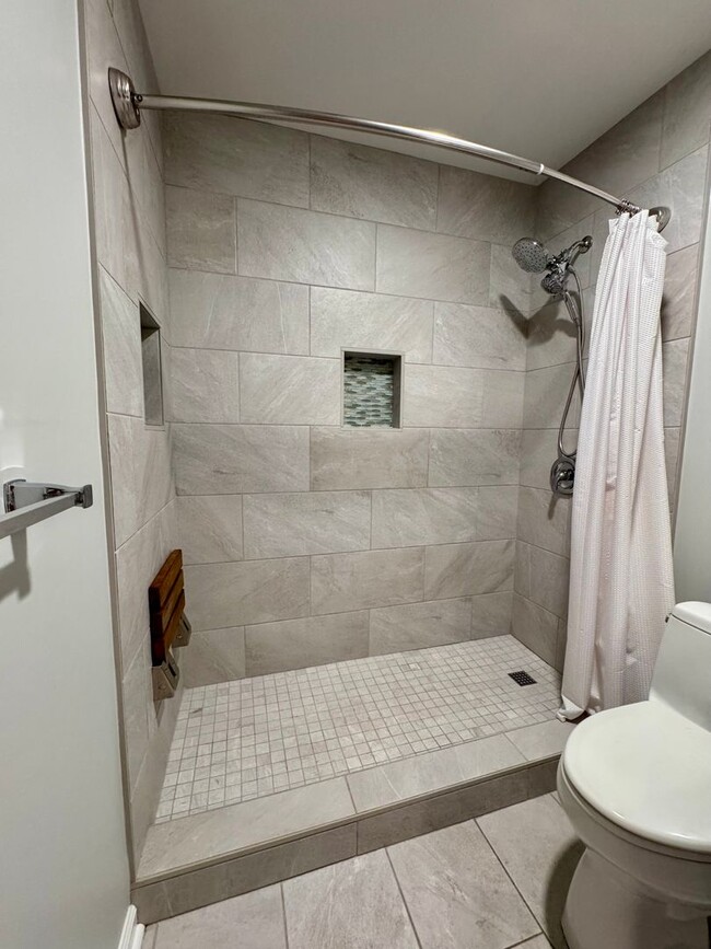 Building Photo - Desirable End Unit Townhome in Five Oaks!