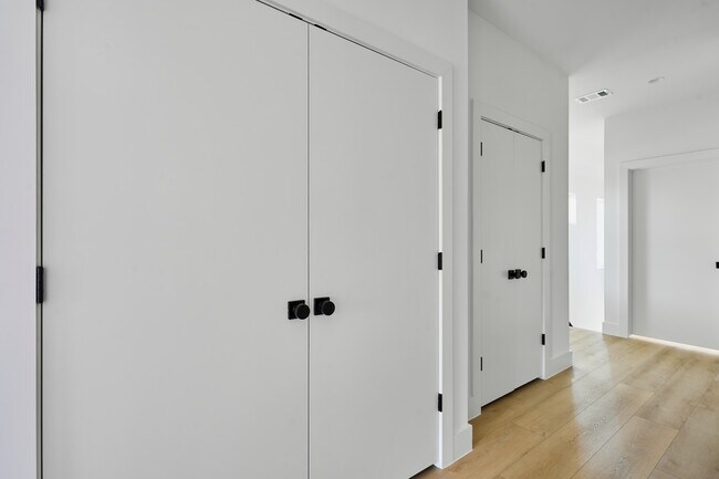 Building Photo - 412 Hackberry Ln