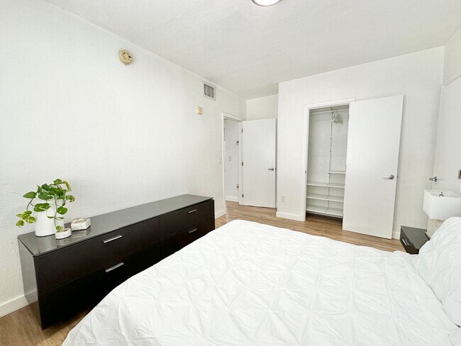 Building Photo - LARGE 1 BEDROOM FULLY FURNISHED IN WATERFR...
