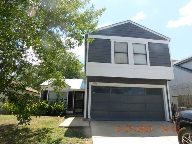 Primary Photo - Nice 3 bedrooms, 2 full baths with half ba...