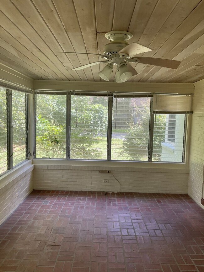 Building Photo - Great Home within Walking Distance to Campus.