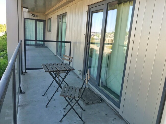 Building Photo - 2-bed, 2-bath Condo with Sweeping Views of City and Space Needle!