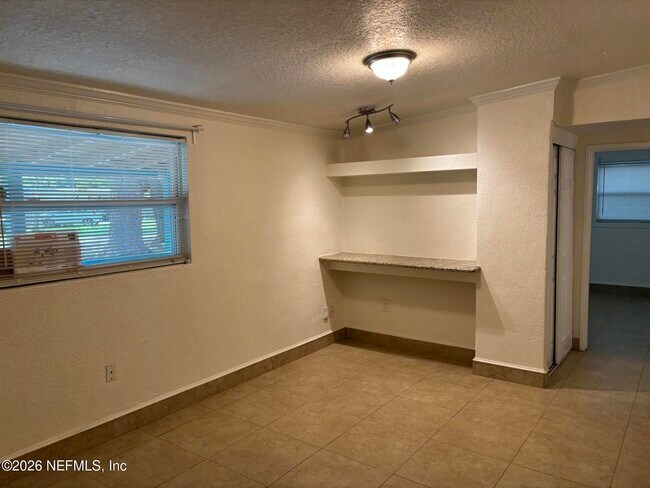 Building Photo - 1824 Brookview Dr S