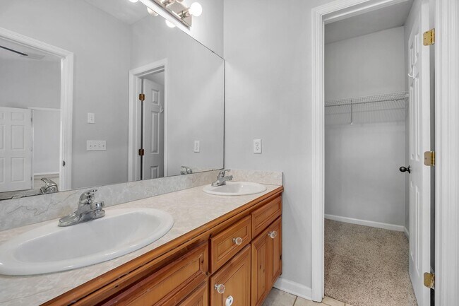 Building Photo - 944 Saddle Creek Run