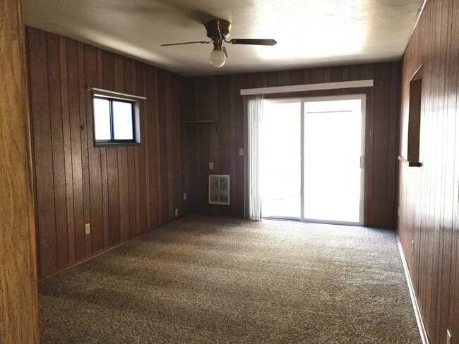 Building Photo - CHRISTMAS SPECIAL - 1/2 OFF DECEMBER RENT