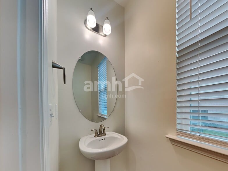 Building Photo - 334 Azore Way