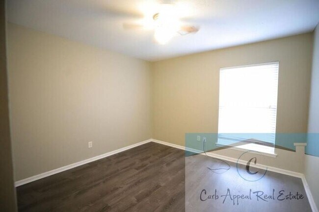 Building Photo - 3 Bedroom 2 Bath Home in Beautiful Neighborhood! A must see!!