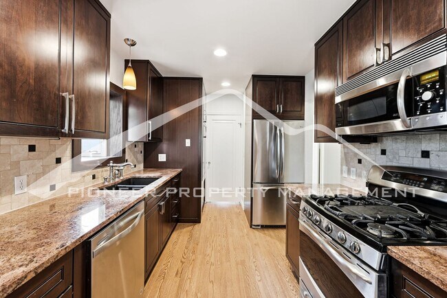 Building Photo - Stunning Home with Central AC and Fenced Yard