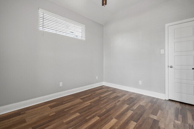 Building Photo - 1440 Lakeview Dr