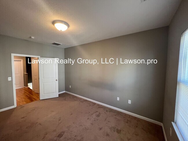 Building Photo - Luxurious Colonial Green Townhome with Garage