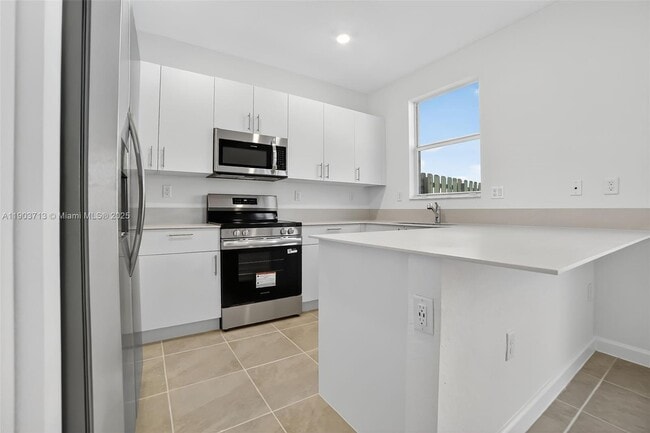 Building Photo - 2748 SE 26th Ave