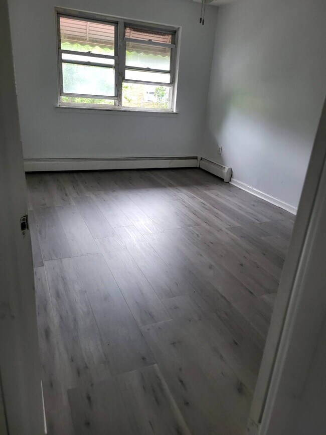 Building Photo - 726 Soundview Ave