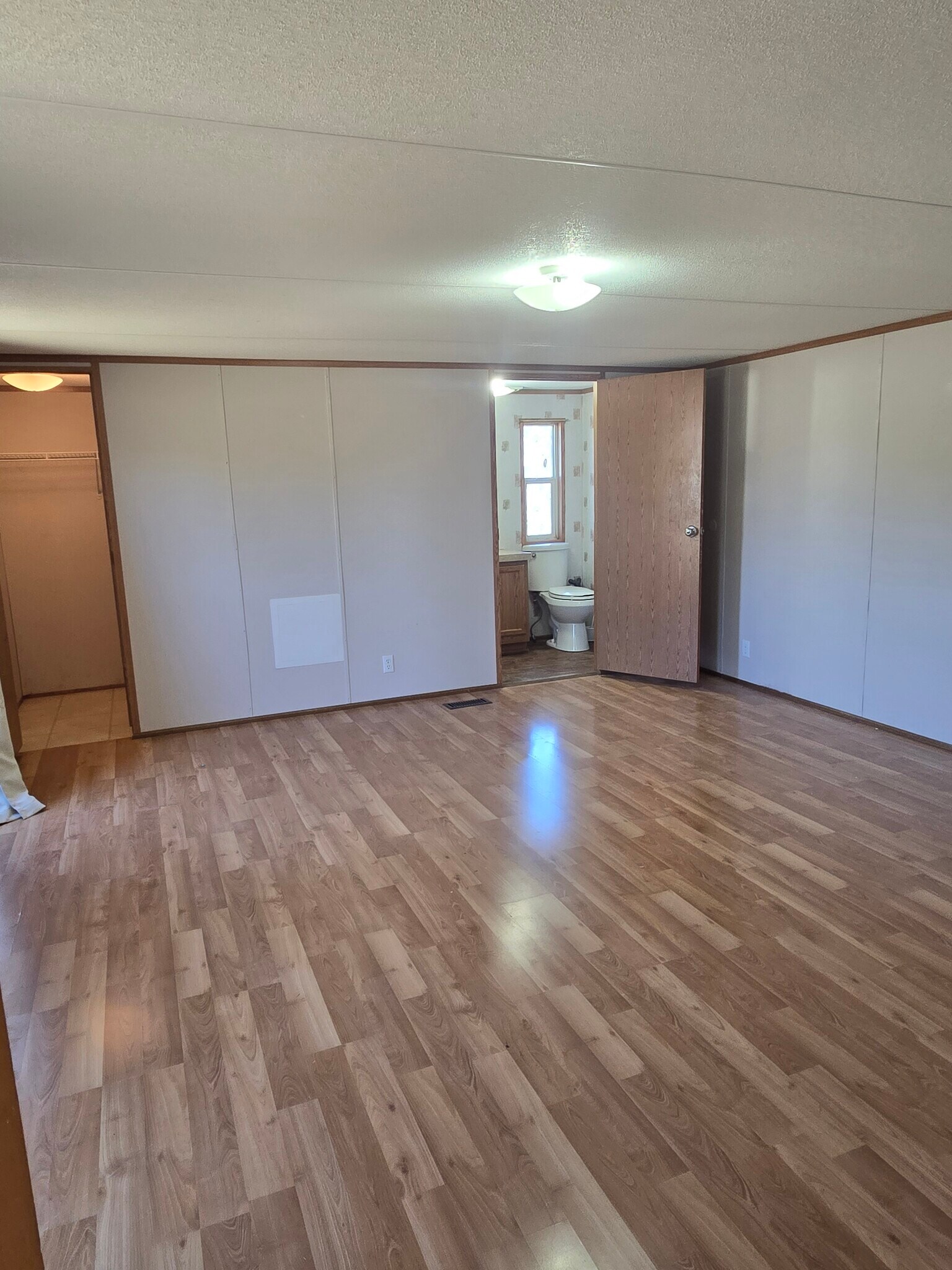 Large master bedroom - 7275 Old Madisonville Rd