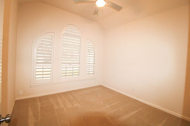 Building Photo - 34 Silverhorn Dr