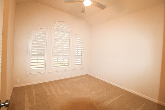 Building Photo - ************Move In Special- 2 WEEKS FREE!!!!************