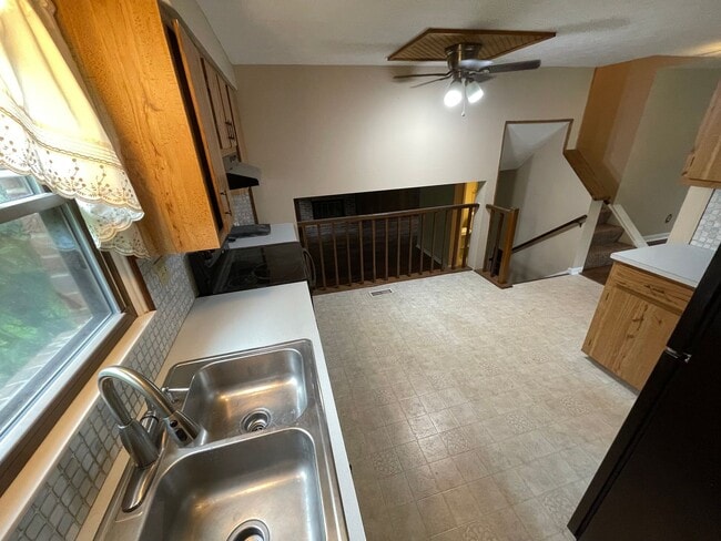 Building Photo - Nice split level home with garage and fenced backyard, Virtual Tour!