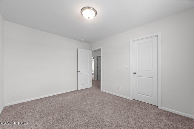 Building Photo - 828 Knoll Cir