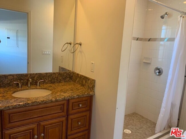 Building Photo - 1305 W 37Th Pl