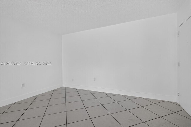 Building Photo - 9360 Fontainebleau Blvd