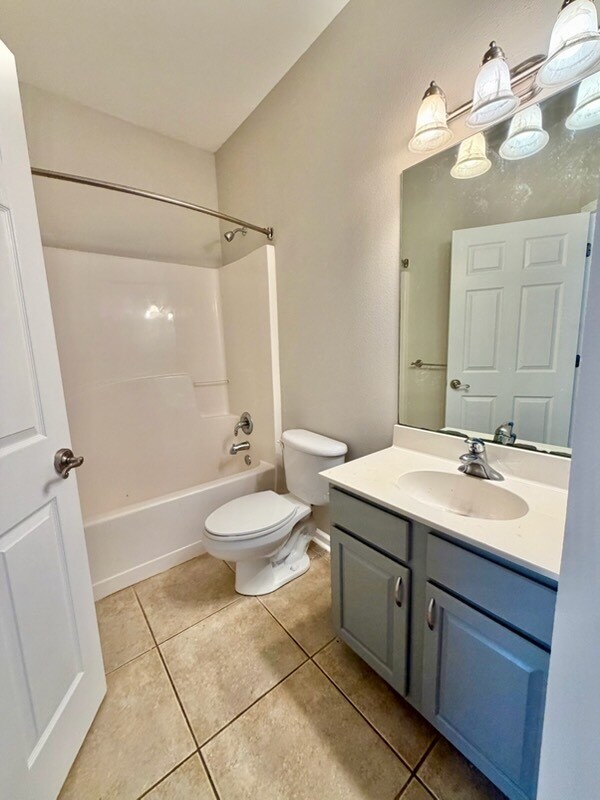 Building Photo - 81 Lake Front Dr