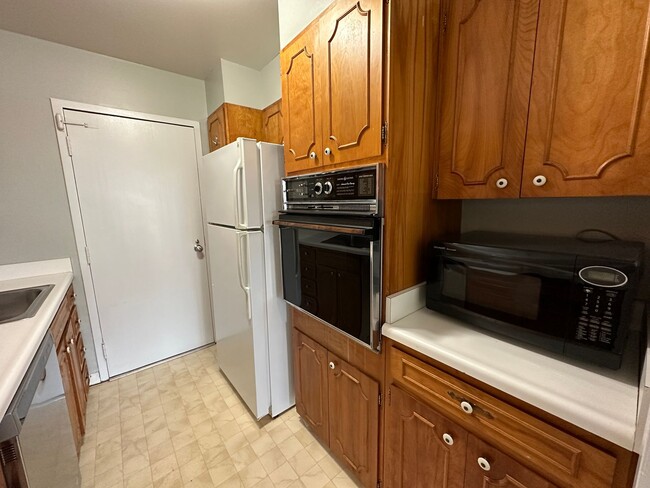 Building Photo - Condo for Rent in Bayshore Condominiums ~ ...