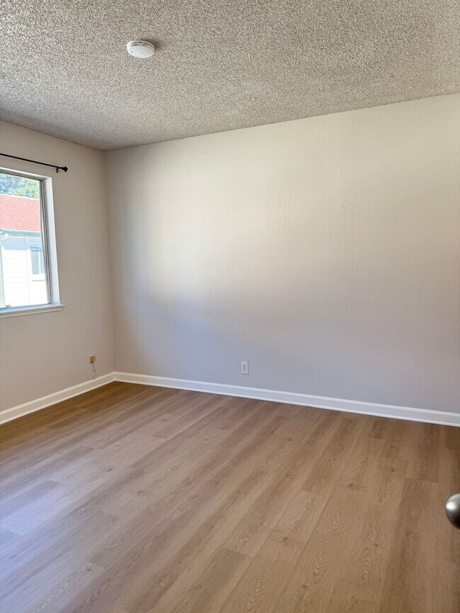 Building Photo - Welcome to this updated 3 bedroom condo with laminate vinyl plank flooring
