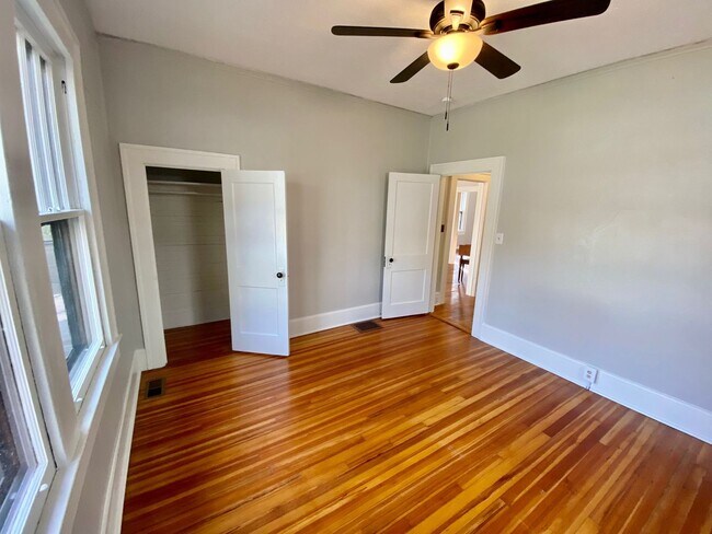 Building Photo - 40 Larchmont Rd