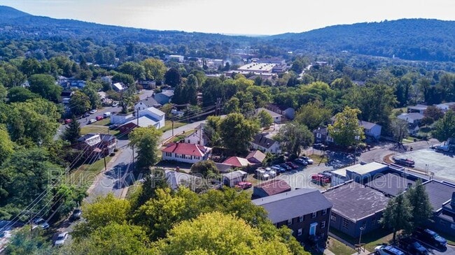 Building Photo - 1000 Monticello Rd