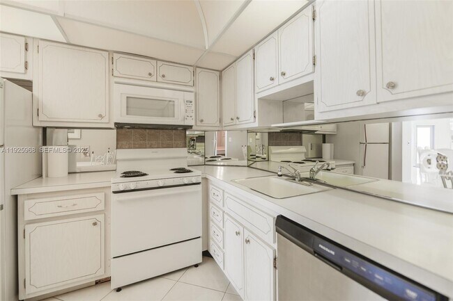 Building Photo - 1950 S Ocean Dr