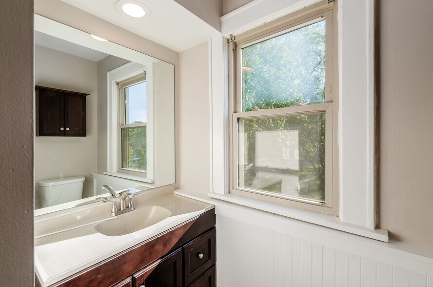 Building Photo - 534 S Drexel Ave