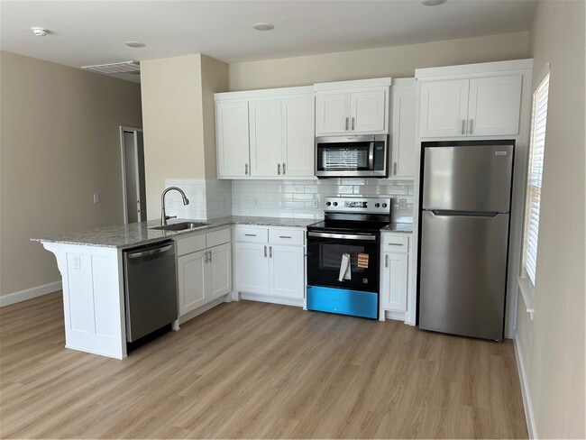 Building Photo - 706 E Johnson Ave