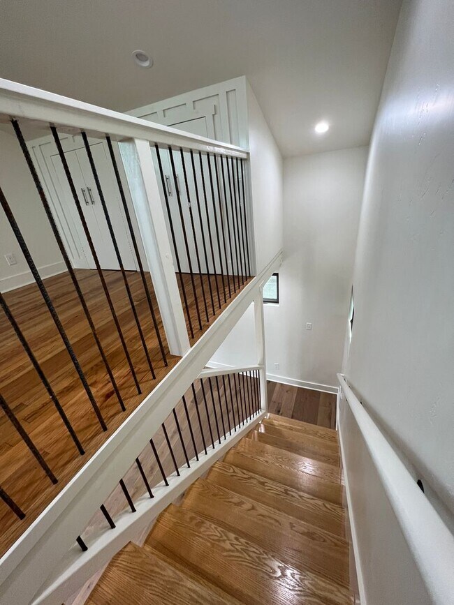 Building Photo - Midtown Ventura Charmer!