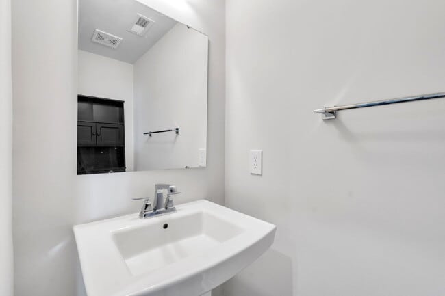 Building Photo - Beautiful 3 Bedroom, 2.5 Bathroom Townhome with 1-Car Garage $1,650/mo rent