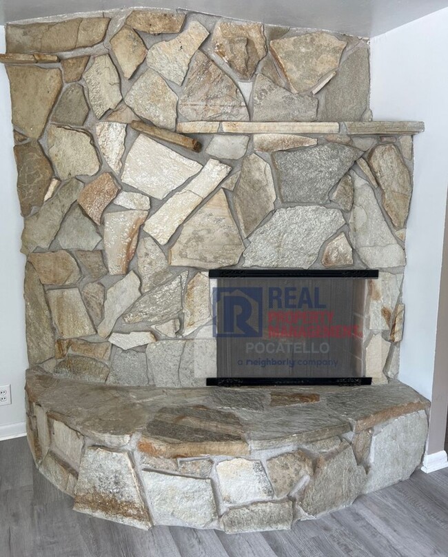 Building Photo - 4 Bedroom 2 Bath Home - Pet Friendly