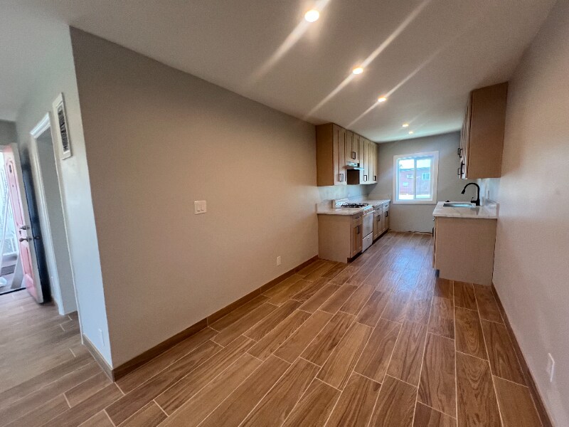 Building Photo - 7237 Variel Ave