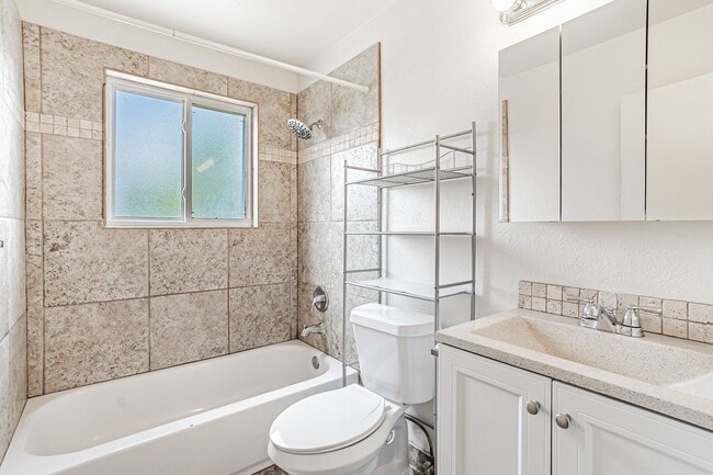 Building Photo - Spacious 3BD, 2BA Lakewood Half-Duplex wit...