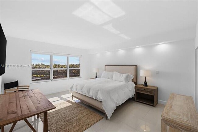 Building Photo - 9102 W Bay Harbor Dr