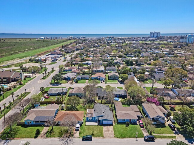 Building Photo - 105 Pompano Ave