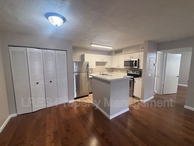 Building Photo - 390 Lake Placid Ct