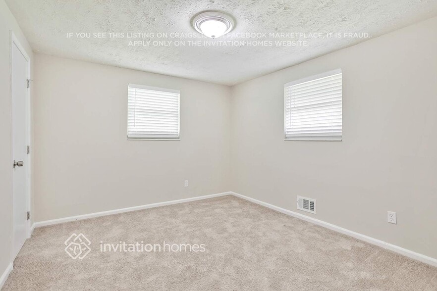 Building Photo - 6265 Lakeview Dr
