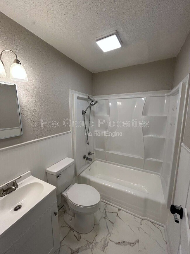 Building Photo - 402 S Yates St