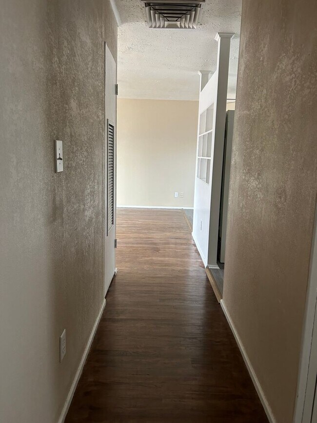 Building Photo - Super cute, Southlawn cutie!