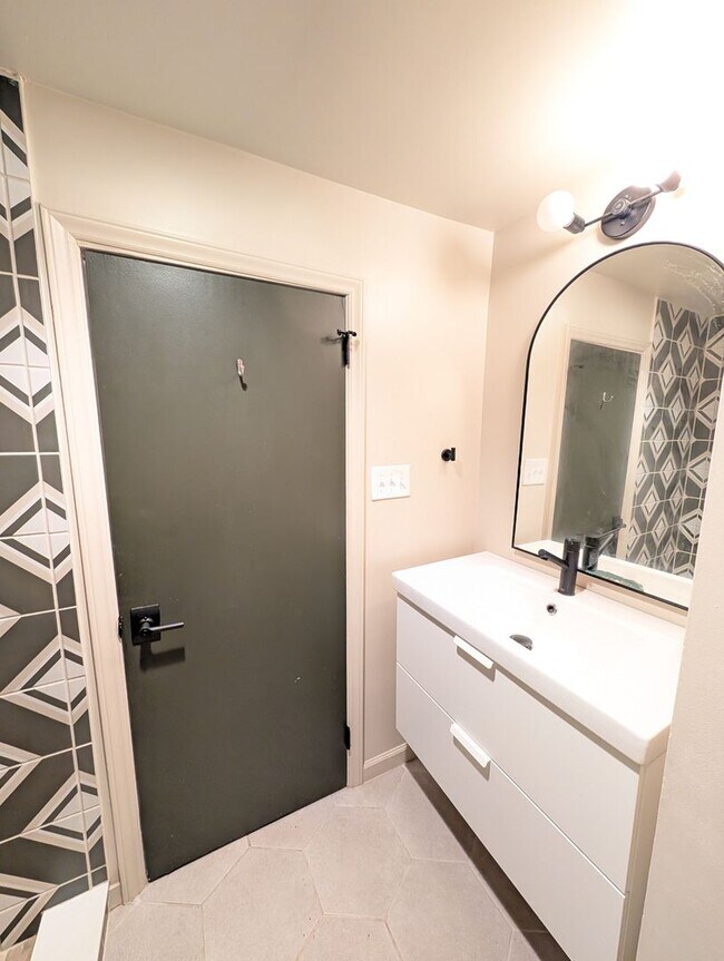 Building Photo - Great West Asheville Location!