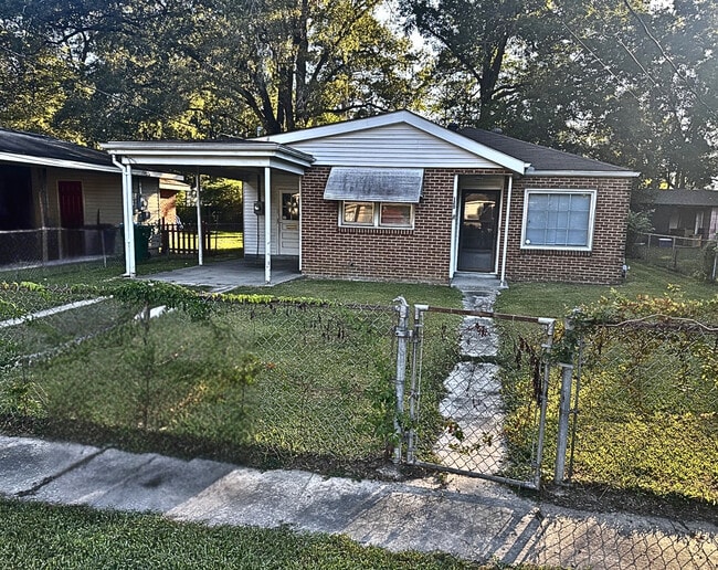 Primary Photo - 125 Rosewood Dr