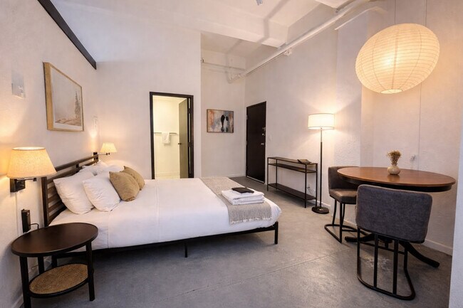 Building Photo - 823 N 2nd St