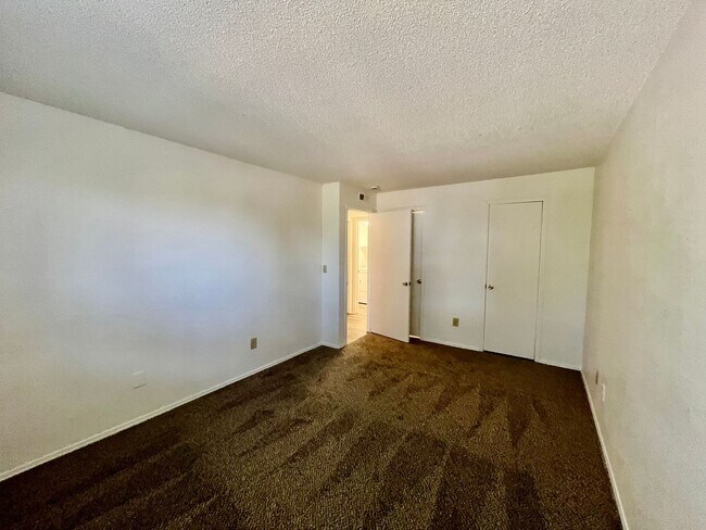 Building Photo - 2 bed 1 bath on 2nd floor in unit washer/d...