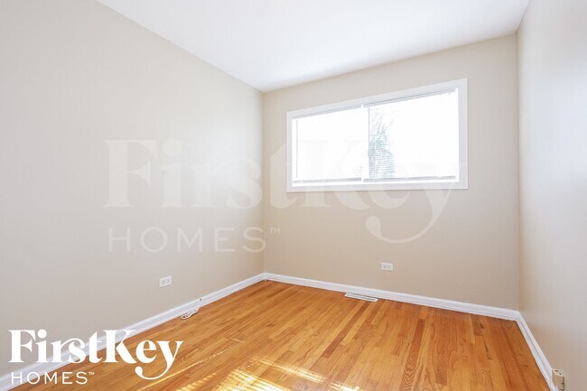 Building Photo - 122 E Lincoln Ave