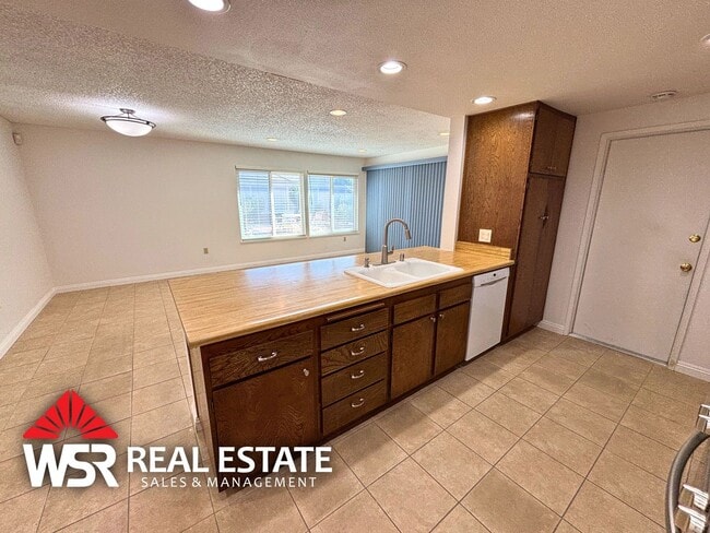 Building Photo - Sun City 55+ Community | 2 Bed, 2 Bath with Bonus Sunroom